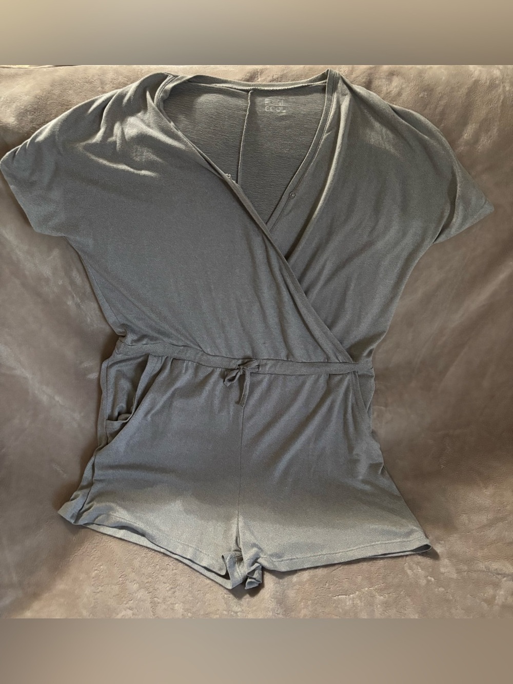 32• Cool Cozy Gray Wrap Romper Lightweight Women’s Medium